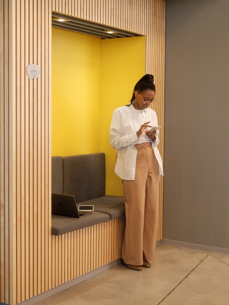 businesswoman-text-smartphone-smart-office